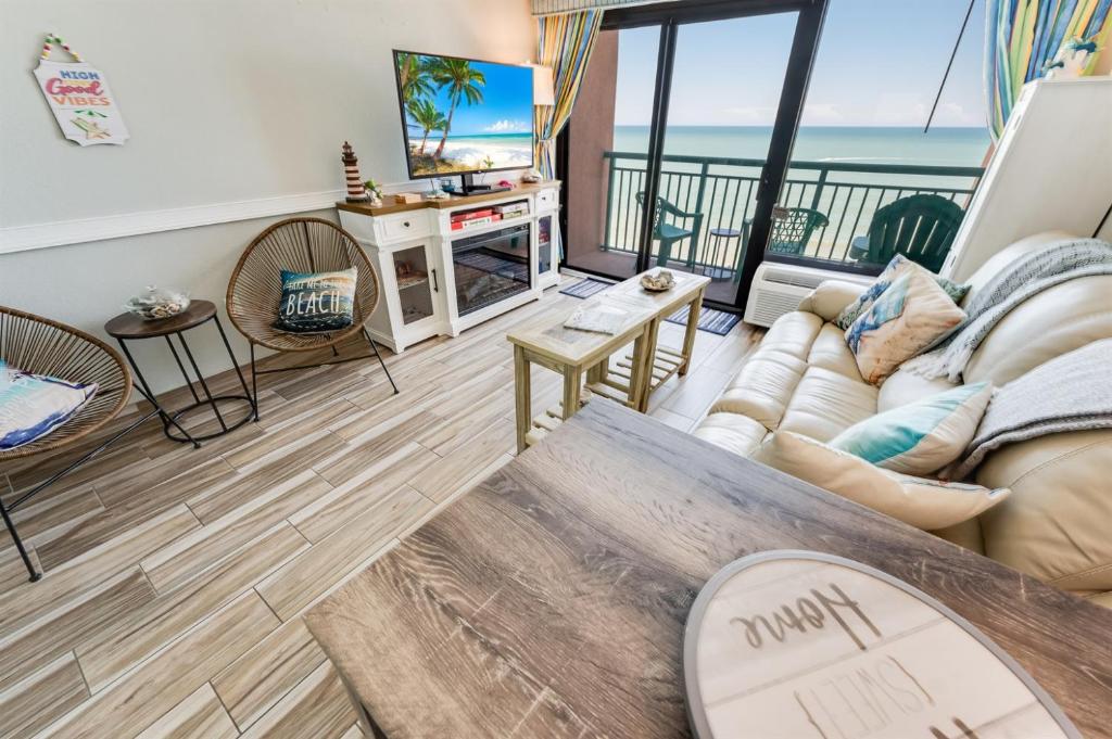 Posezení v ubytování New Direct Oceanfront at Sandcastle South Pools!