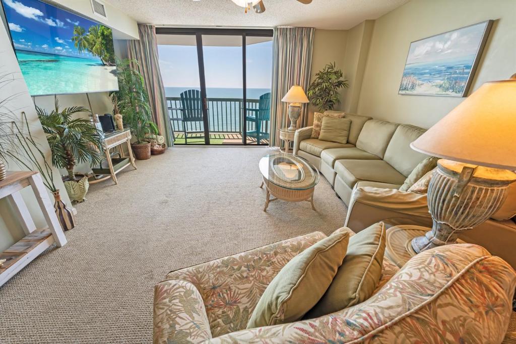 Μια τηλεόραση ή/και κέντρο ψυχαγωγίας στο New 4BR Ocean Bay Club - Pools, Oceanview Condo!