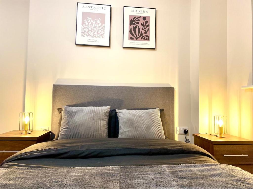 เตียงในห้องที่ Cozy Heights 2 Bed With Juliet Balcony and Free Secure Parking