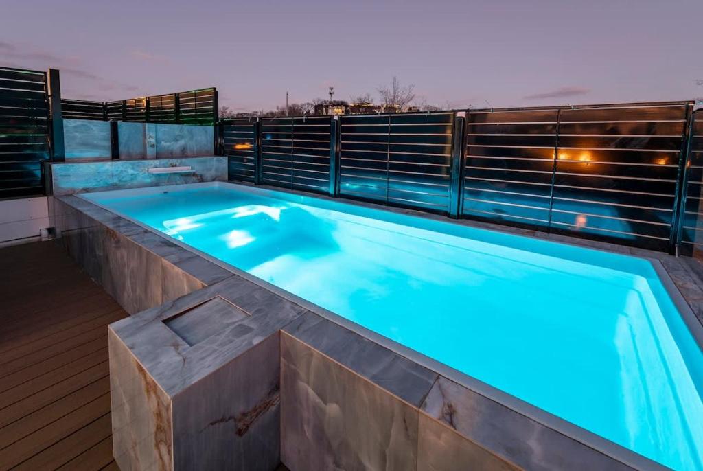 Πισίνα στο ή κοντά στο NEW Luxury home with Rooftop Heated Pool-Sleeps 12