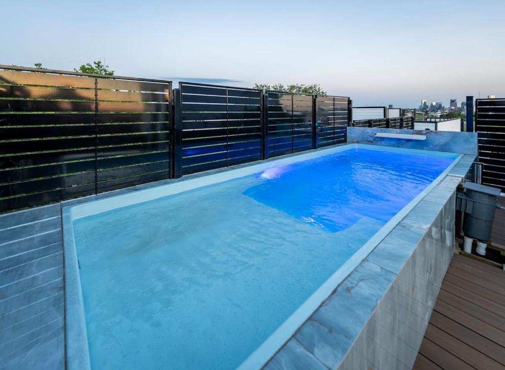 Πισίνα στο ή κοντά στο NEW Luxe Skyline Views - 20' Heated Rooftop Pool