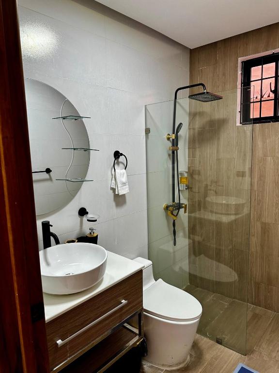 une salle de bain avec toilettes, lavabo et douche dans l'établissement casa con piscina cerca de la playa Caleta 8 mnt de casa de campo Residencial los garcia la romana, à La Romana
