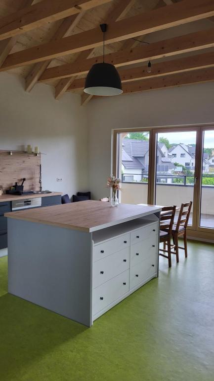 WiesenthauにあるAppartement beim Walberlaの椅子のある部屋に白いアイランドキッチンがある