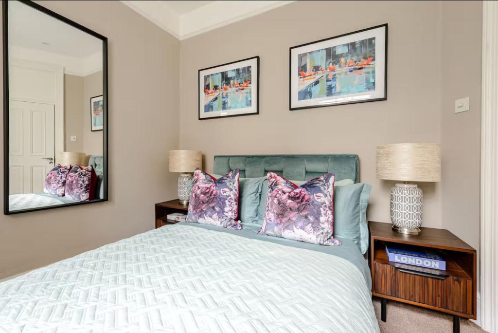 a bedroom with a bed and a mirror at Private and Cosy 1 Bed Flat By Burges Park in London