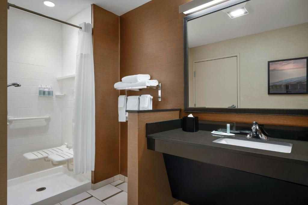 Fairfield Inn & Suites by Marriott Bristol - Habitación Deluxe Con Cama Extragrande