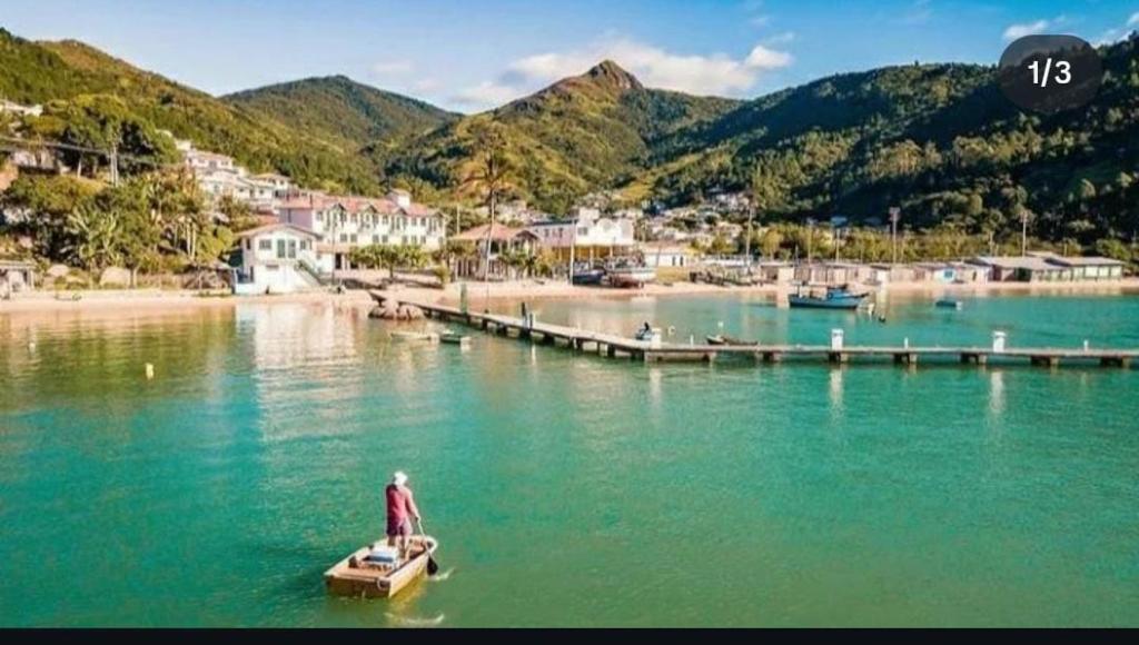 eine Person in einem Boot in einem Gewässer in der Unterkunft Residência Vó Nilton in Governador Celso Ramos