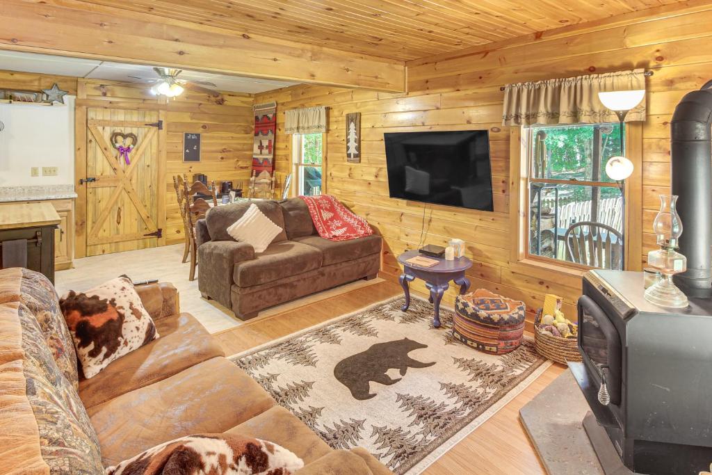 TV a/nebo společenská místnost v ubytování Horses Welcome! 5-Acre Jamestown Home with Gas Grill