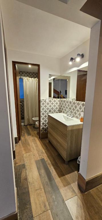 un bagno con un lavandino e un grande specchio di Vistas del Yásta casa boutique privada a Cafayate