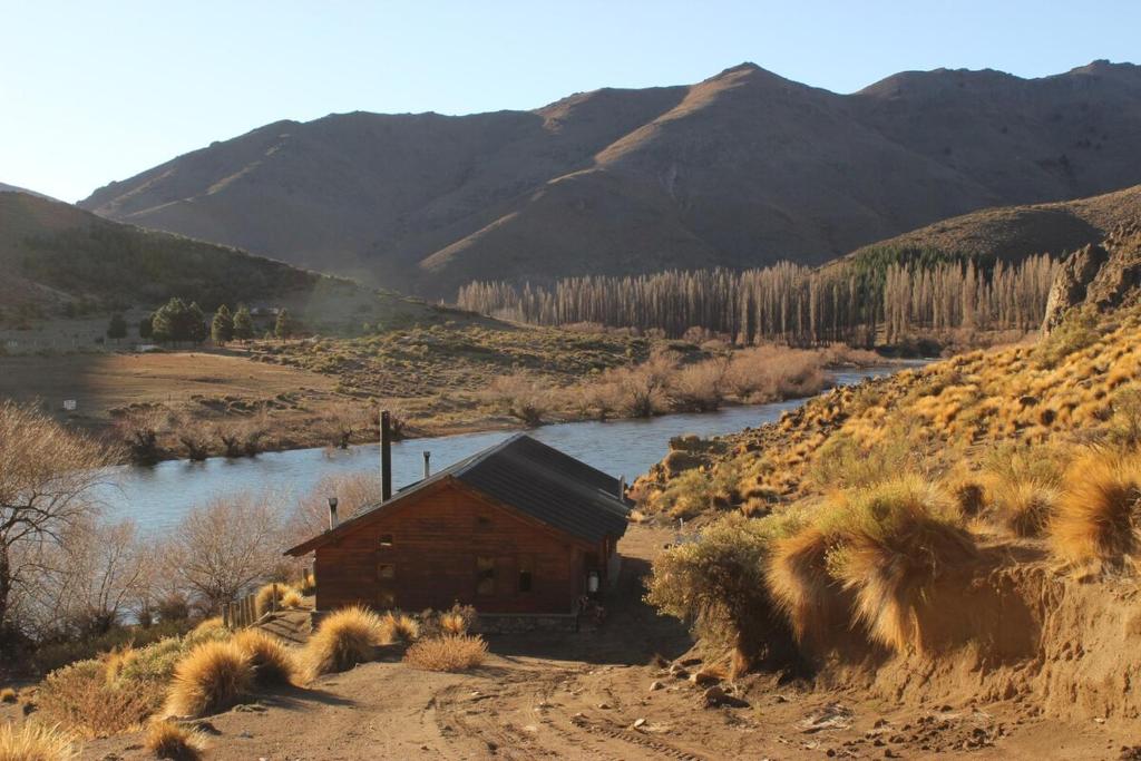 a small wooden cabin in the middle of a river at Casa de campo en Pilolil Sobre el Río alumine in Pilolil