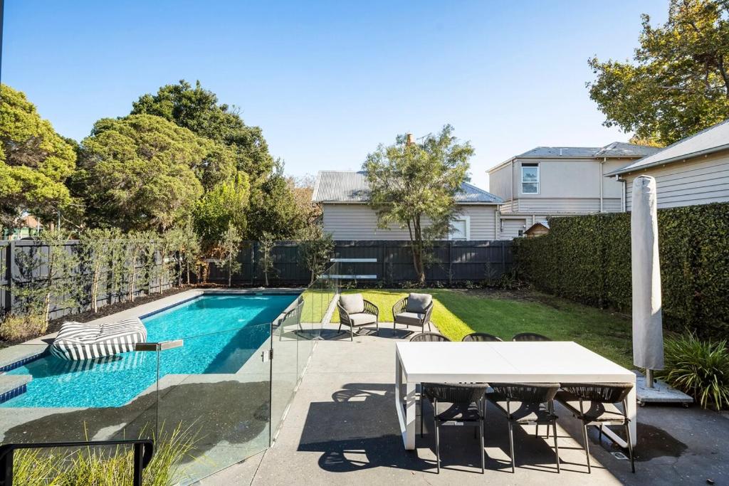 Bazén v ubytování Bayside Melbourne Family Home Steps from the Beach nebo v jeho okolí