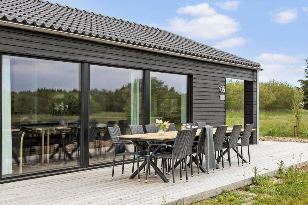 una terraza de madera con mesa y sillas en TV1574-Albaek-Musvagevej-105, en Ålbæk