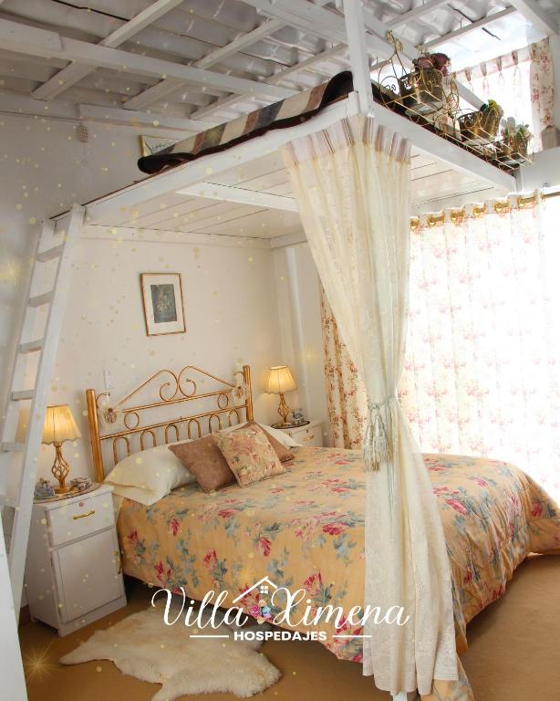 ein Schlafzimmer mit einem Himmelbett in der Unterkunft Villa Ximena in Puno