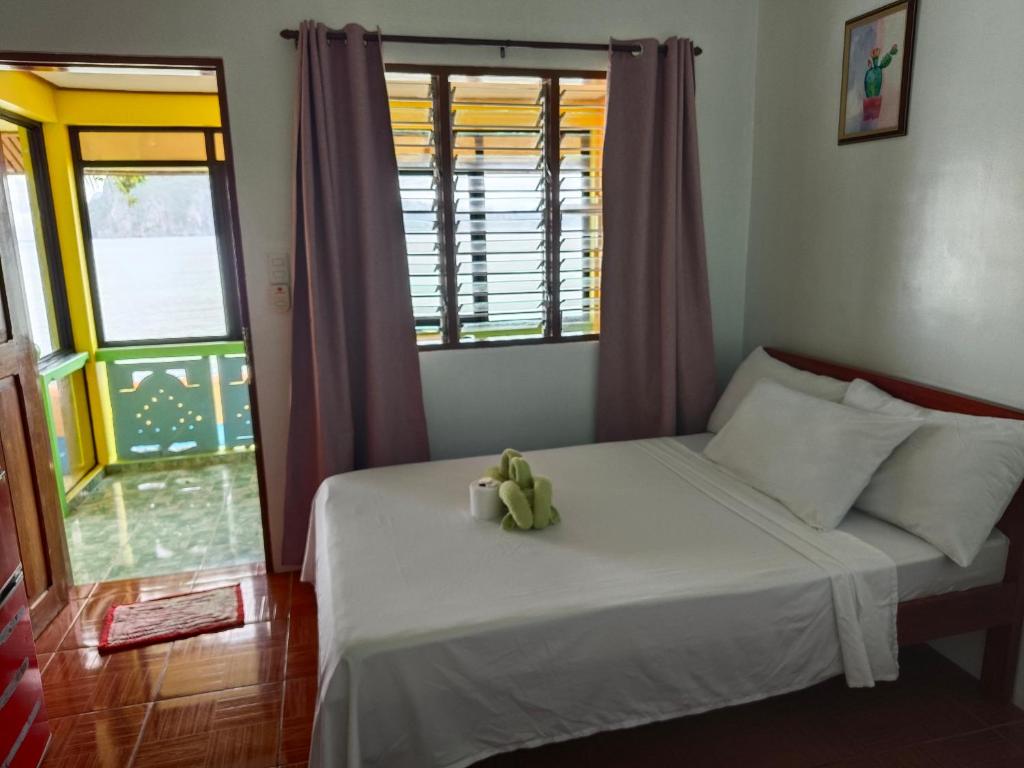 Katil atau katil-katil dalam bilik di Hadefe Cottages Beach Front