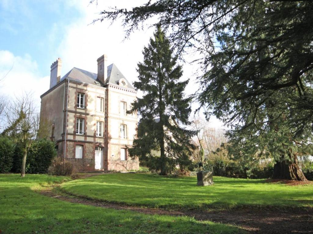 an old house with a tree in front of it at Maison de maître 19ème, parc arboré et cheminée, centre L'Aigle - FR-1-497-57 in LʼAigle