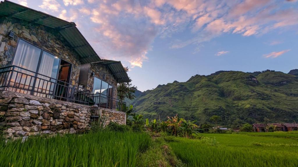 Yên MinhにあるDu Già Bungalowの山を背景にした畑の石造り