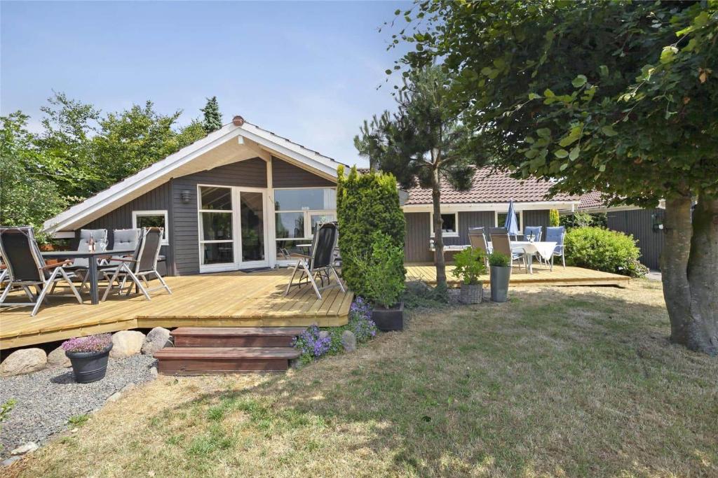 - une terrasse en bois avec une table et des chaises dans la cour dans l'établissement SL223-Slagelse-Agervej-25, à Slagelse