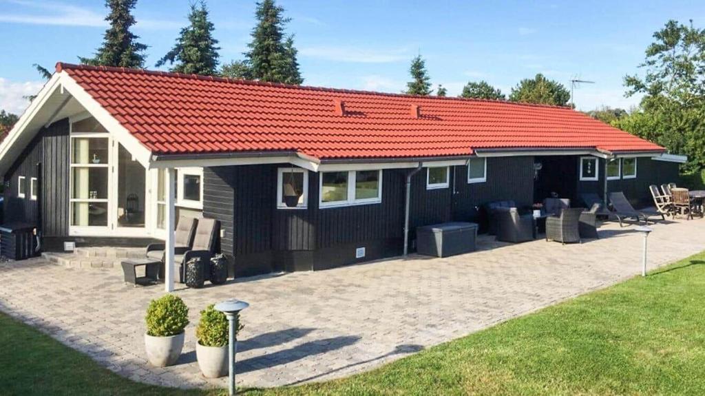 mały czarny dom z czerwonym dachem w obiekcie SL256-Skaelskor-Ostre-Strand-115 w mieście Skælskør