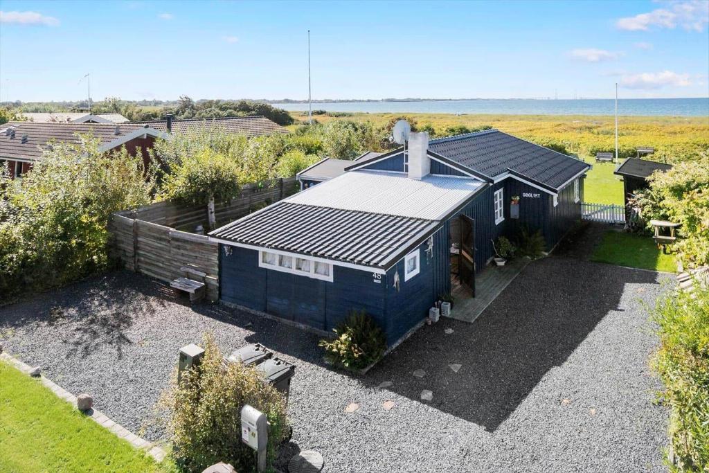 スラーエルセにあるSL260-Slagelse-Strandvaenget-48の庭の青い家の上面