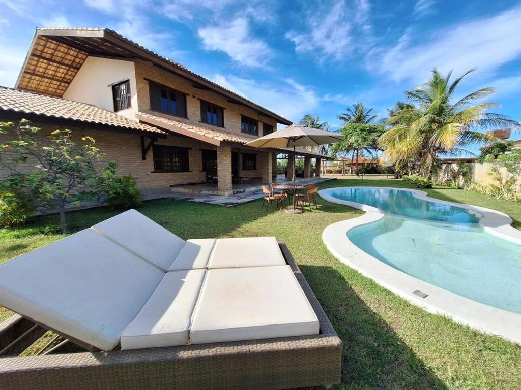 una villa con piscina y una casa en Casa Praia Uruau, en Beberibe