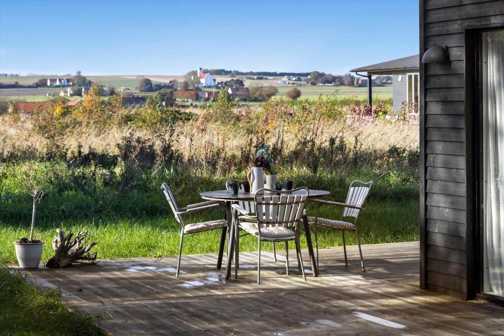 een tafel en stoelen op een terras bij 20142-Samso-Laerkevej-9-C in Nordby