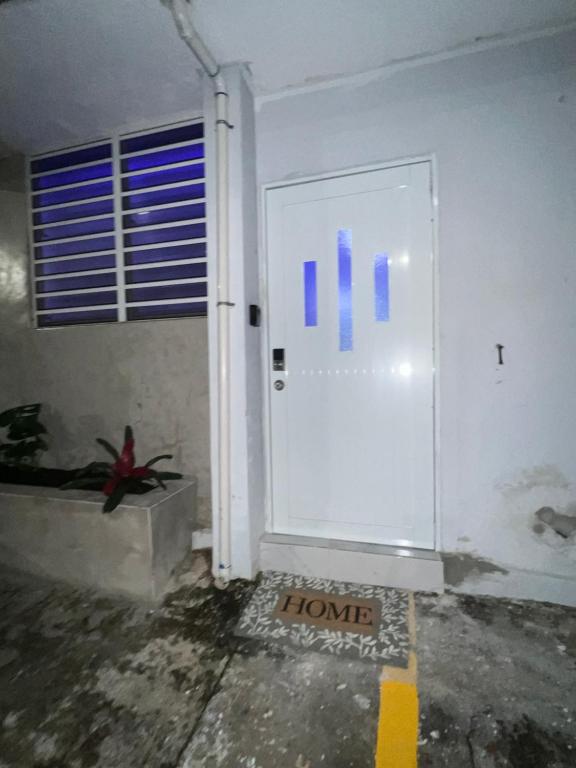 サンファンにあるChic 1BR 10 off jet Ski at Archi Rentalのチャートが掛かった白いドアのある部屋