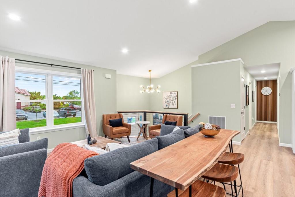 una sala de estar con un sofá y una mesa en The Respite getaway, en Harrisburg