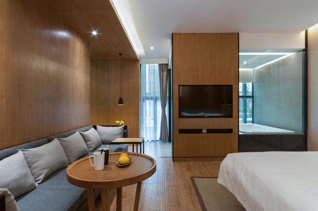 Postel nebo postele na pokoji v ubytování SFEEL设计师酒店Designer Hotel成都宽窄巷子店