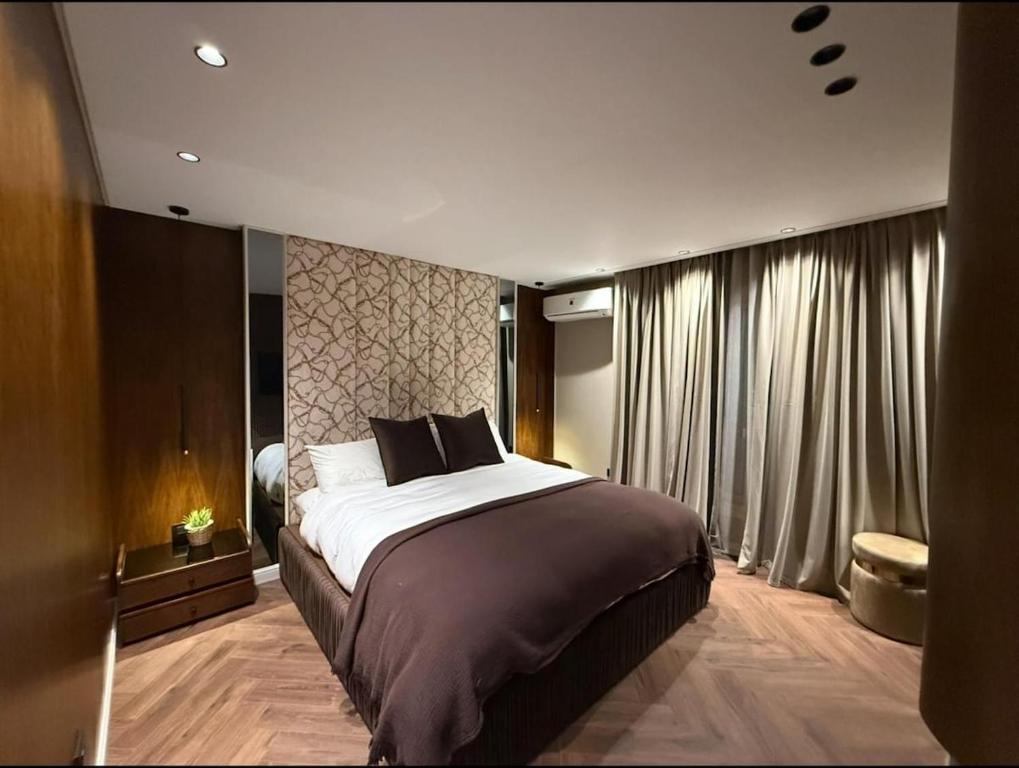 Ένα ή περισσότερα κρεβάτια σε δωμάτιο στο Ultra Luxury 3BR Hotel Apartment 260m