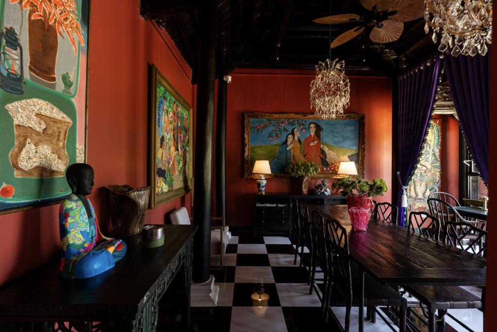 Buôn Ja Ea KuătにあるCochinchine Jardin - Retreat Art Museum Insideの長いテーブルと椅子のあるダイニングルーム