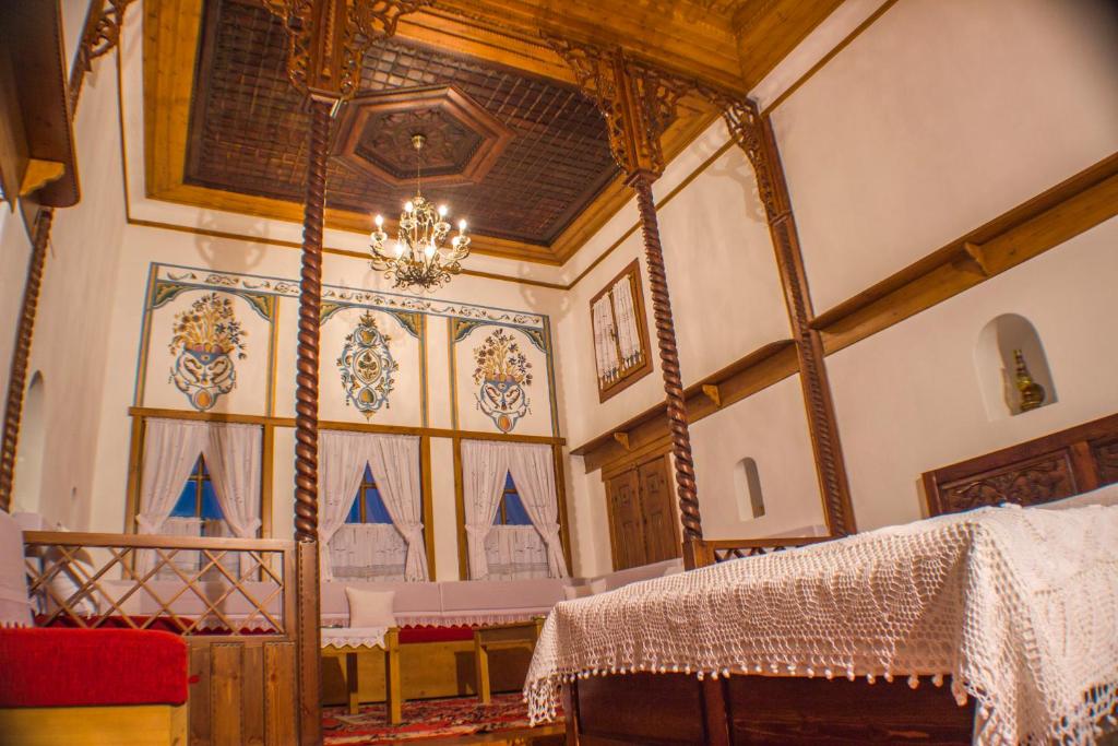 ein großes Zimmer mit einem Kronleuchter in einer Kirche in der Unterkunft Old Bazaar 1790 in Gjirokastër