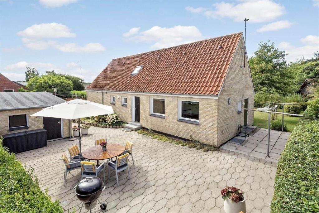 a patio with a table and chairs and a building at AE211-Marstal-Hvidtfeldtsgade-32 in Marstal