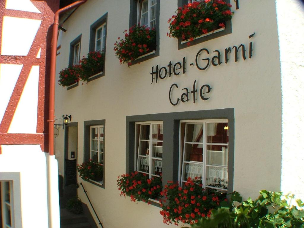 a hotel camille cafe with red flowers in windows at Hotel Klapperburg in Beilstein