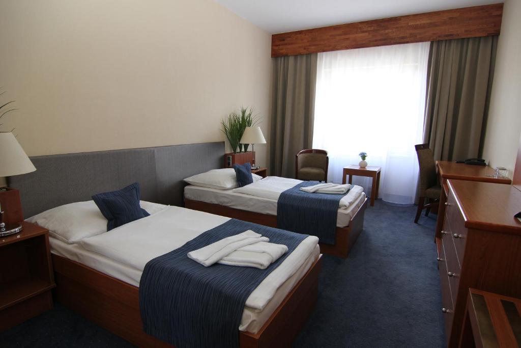 Uma cama ou camas num quarto em Hotel Theresia