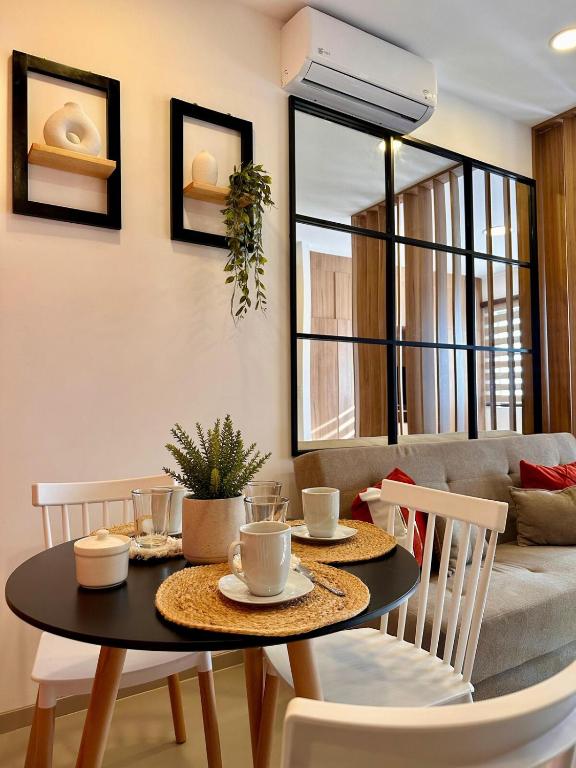 a living room with a table and chairs and a couch at Departamento moderno en Tarija in Tarija