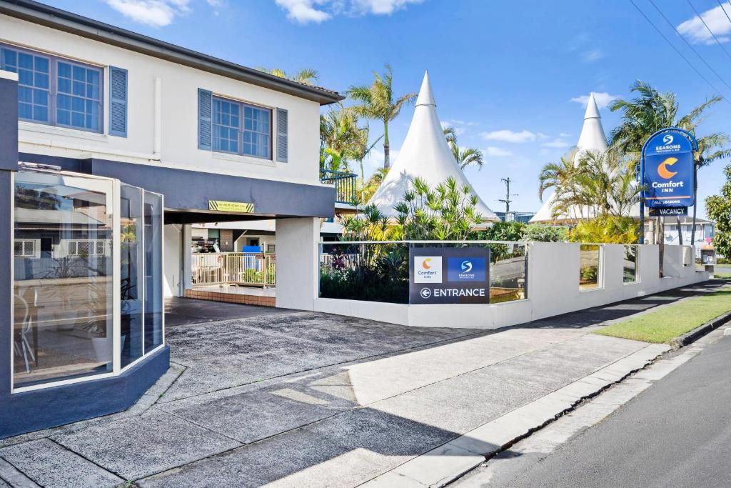a street with a building with white spires at Comfort Inn All Seasons in Ballina