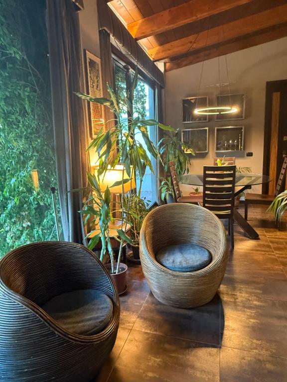 twee grote houten poefs in een kamer bij Casagiardino Sofía in Marina di Varcaturo