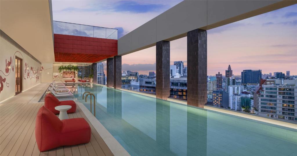 Kromo Bangkok, Curio Collection By Hilton: pool