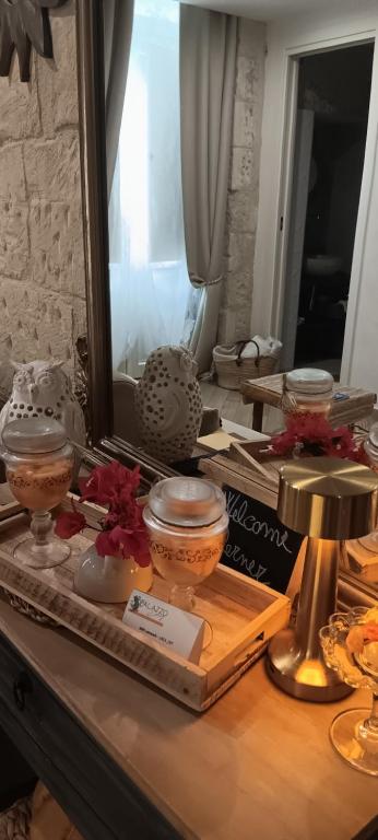 - une table avec un miroir et des bols dans l'établissement Palazzo Emy, à Lecce