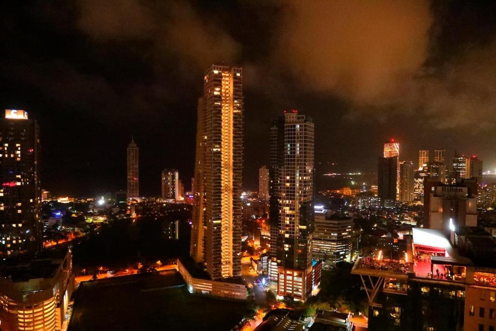 City & Port View Luxury Apartment in Colombo