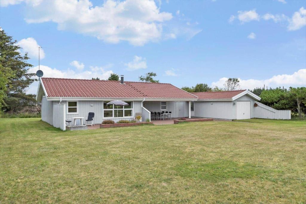 a white house with a yard in front of it at TV1383-Hirtshals-Klitmarken-14 in Hirtshals