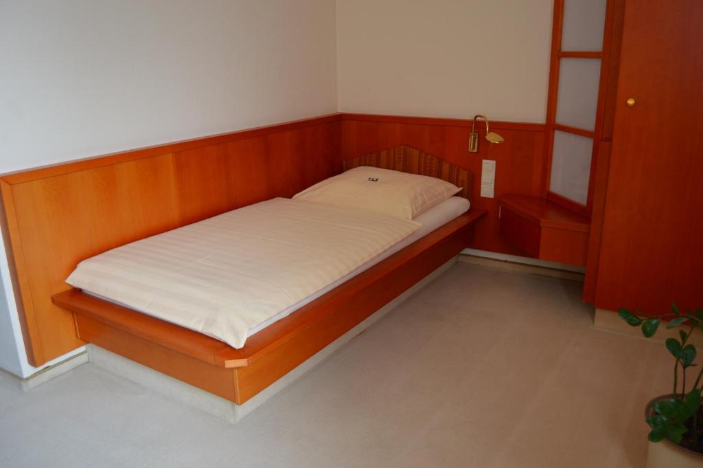 Postel nebo postele na pokoji v ubytování Hotel Stadt Jessen