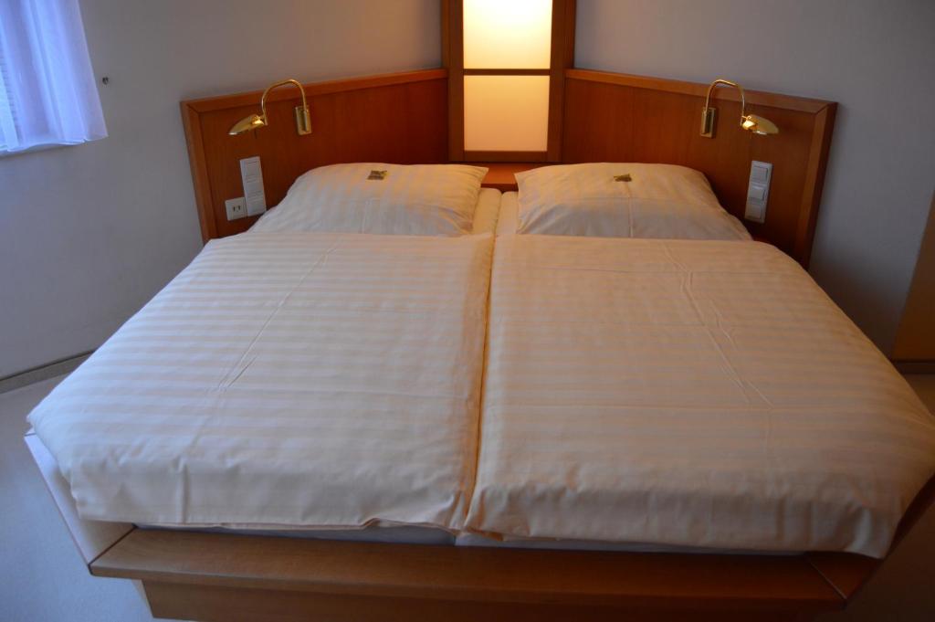 Postel nebo postele na pokoji v ubytování Hotel Stadt Jessen