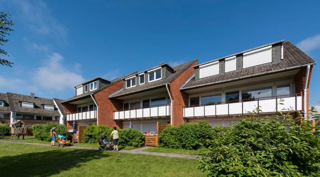a group of people standing in front of a building at Regenpfeifer in Cuxhaven