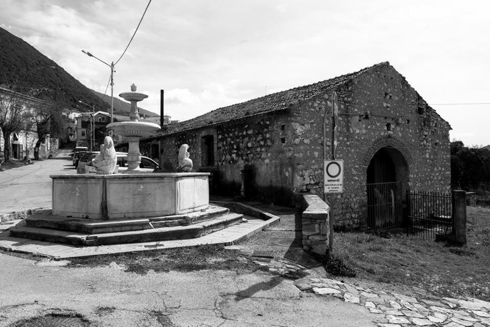 een zwart-witte foto van een fontein voor een gebouw bij Casa Tommasini in Capaccio-Paestum