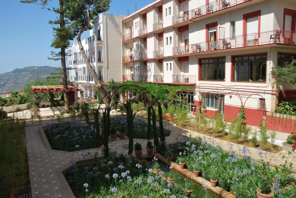 Nespecifikovaný výhled na hory nebo výhled na hory při pohledu z hotelu