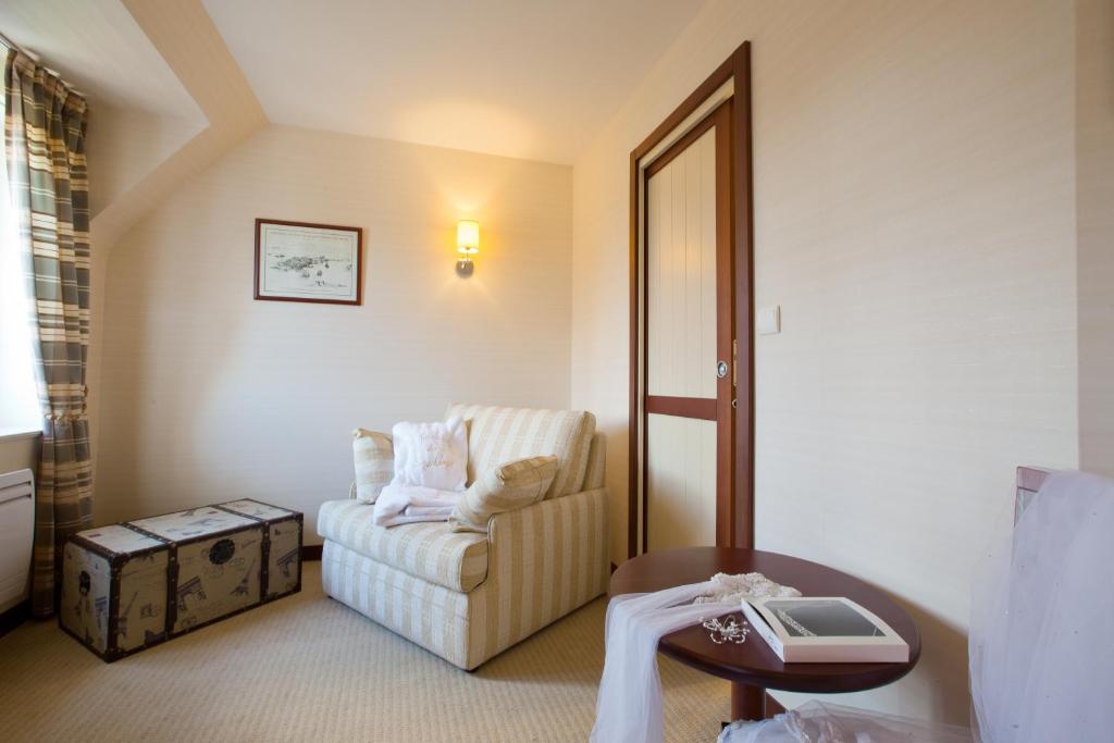 A seating area at Hotel Spa La Malouini&egrave;re Des Longchamps - Saint-Malo
