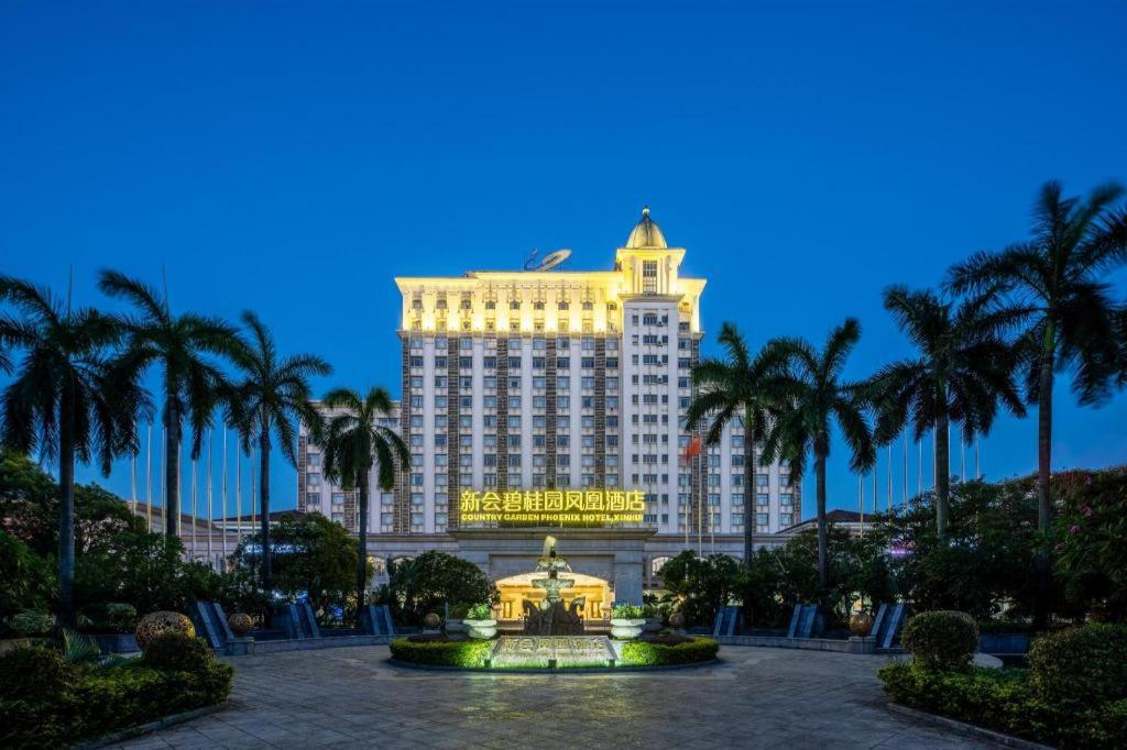 XinhuiにあるCountry Garden Phoenix Hotel Xinhui Jiangmenの噴水のあるホテル