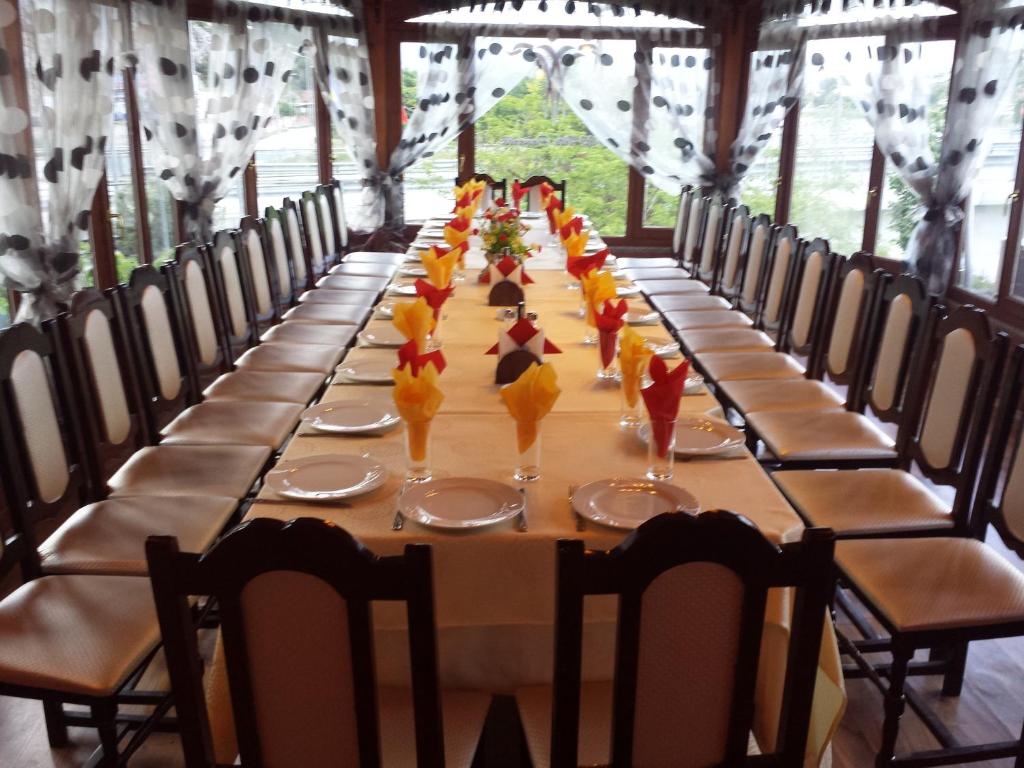 Restaurace v ubytování Hotel Vataksi