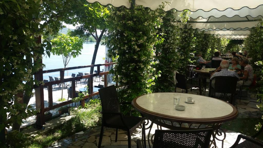 Výhled na řeku, která protéká v blízkosti hotelu