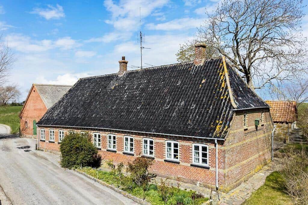 an old brick house with a black roof at AE263-Soby-Aero-Nederste-Skovbymark-9 in Skovby